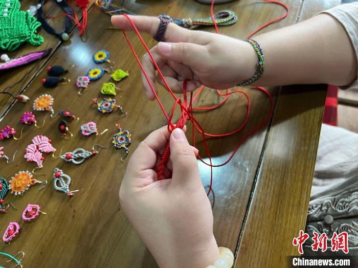 圖為焦瑞吉正在制作?！±钜画[ 攝