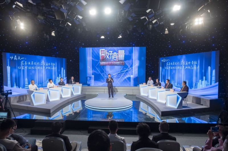 政協(xié)委員、政府部門代表、物業(yè)代表等在廣州市政協(xié)“有事好商量”民生實事協(xié)商平臺，圍繞加強(qiáng)裝修垃圾管理議題展開協(xié)商(2021年11月19日攝)。新華社發(fā)(莊小龍 攝)