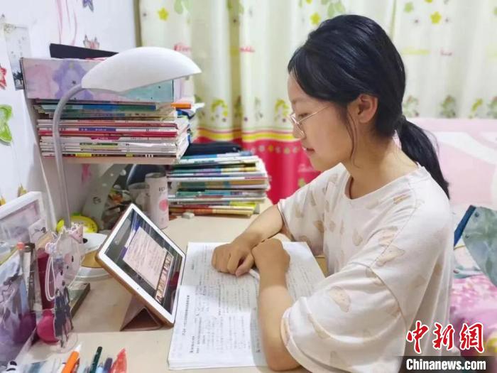 學(xué)生線上上課，停課不停學(xué)?！⌒陆a(chǎn)建設(shè)兵團(tuán)第十二師融媒體中心供圖