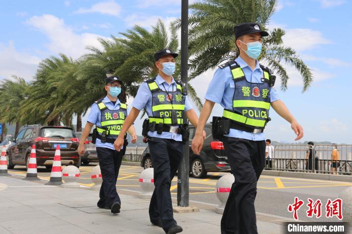 珠海警方開(kāi)展景區(qū)巡邏守護(hù)群眾假期出行安全?！￡惞彗?攝