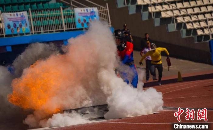 圖為接力賽中馬志明用滅火器撲滅油池的火。　貴州省消防救援總隊(duì)供圖