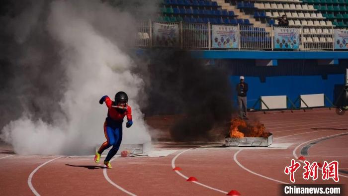 圖為馬志明進(jìn)行沖刺?！≠F州省消防救援總隊(duì)供圖