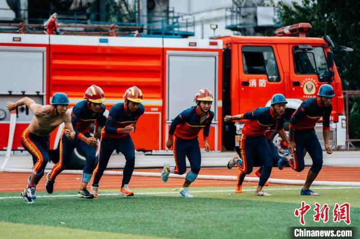 圖為馬志明與隊(duì)友一起進(jìn)行訓(xùn)練?！∈茉L者供圖