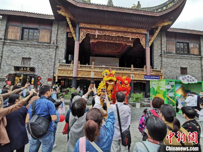 圖為武漢園博園全民練攤節(jié)“樂里集貿(mào)”活動現(xiàn)場。　武漢市臺辦供圖