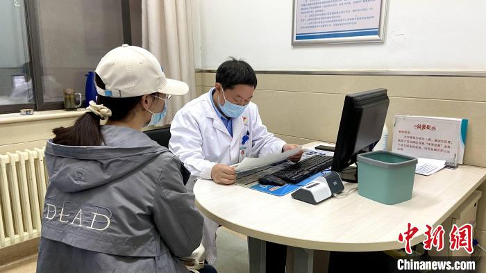 10月8日起，山東大學(xué)第二醫(yī)院推出夜間門診服務(wù)，改善患者就醫(yī)體驗?！O婷婷 攝