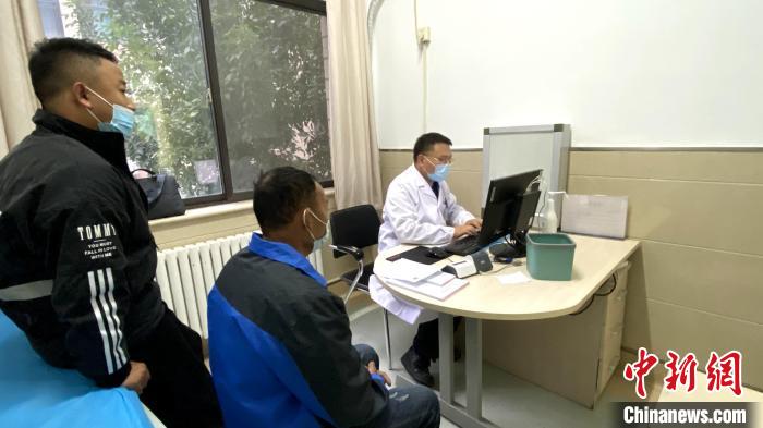 10月8日起，山東大學(xué)第二醫(yī)院推出夜間門診服務(wù)，改善患者就醫(yī)體驗?！O婷婷 攝