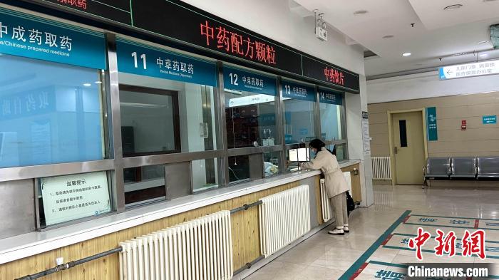 10月8日起，山東大學(xué)第二醫(yī)院推出夜間門診服務(wù)，改善患者就醫(yī)體驗?！O婷婷 攝