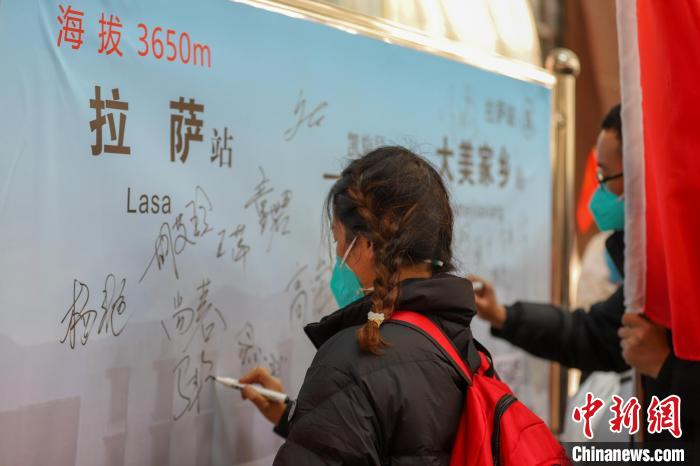 醫(yī)療隊(duì)成員簽名留念。　李海星 攝