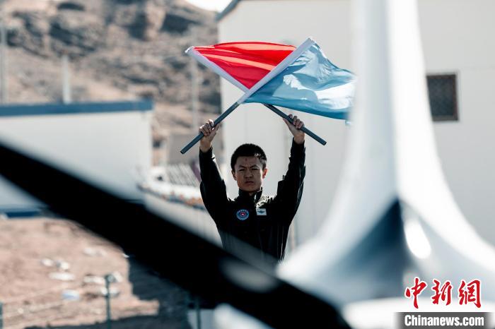 “飛天警隊(duì)”機(jī)械師進(jìn)行地面指揮，確保旋翼機(jī)正常安全落地?！「拭C出入境邊防檢查總站供圖