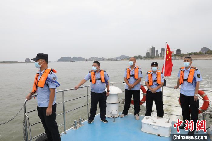 圖為江西彭澤縣長江生態(tài)管護隊隊員在長江巡護。　袁昕 攝