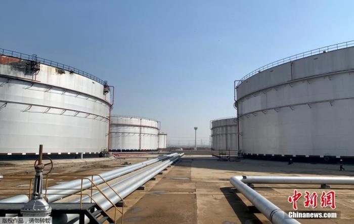 資料圖：沙特海濱城市吉達(dá)的一處石油設(shè)施。