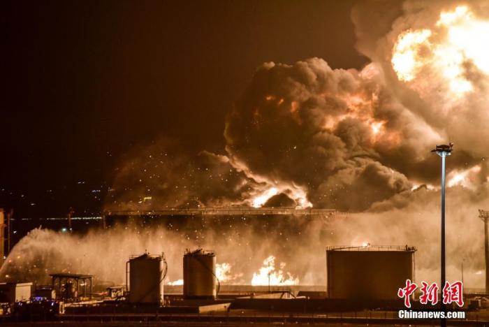 資料圖：沙特吉達(dá)一處石油設(shè)施遭也門(mén)胡塞武裝襲擊。