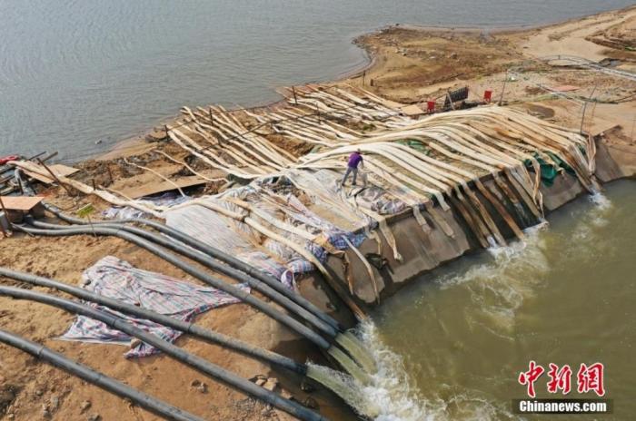 圖為在鄱陽湖畔的江西省南昌市新建區(qū)昌邑鄉(xiāng)江邊電力排灌站，工作人員從外河引水渠抽水灌溉農(nóng)田。(資料圖) 劉占昆 　攝