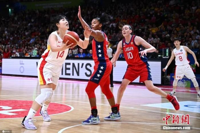 北京時(shí)間10月1日，2022女籃世界杯迎來最終決戰(zhàn)。時(shí)隔28年重返決賽舞臺的中國女籃迎戰(zhàn)世界排名第一的美國隊(duì)。經(jīng)過四節(jié)鏖戰(zhàn)，實(shí)力更勝一籌的美國女籃以83：61贏得比賽，中國女籃獲得亞軍。圖為李月汝突破上籃。圖片來源：IC photo