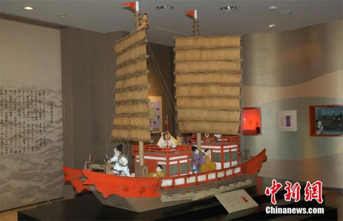 日本長崎縣五島市的三井樂町，是歷史上日本遣唐使的起錨地，當(dāng)?shù)鼐用褚源藶闃s，自號(hào)“遣唐使之鄉(xiāng)”。圖為當(dāng)?shù)仡H具規(guī)模的遣唐使之鄉(xiāng)館內(nèi)陳列的資料和模型。該館如今已成當(dāng)?shù)赜^光熱點(diǎn)。鐘欣 攝
