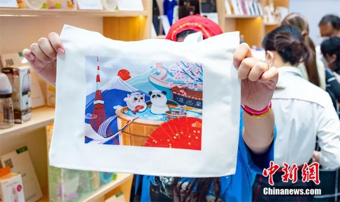 2022年9月24日，中日邦交正?；?0周年民間紀(jì)念活動(dòng)在北京舉行。圖為活動(dòng)展商提供的中日兩國主題的紀(jì)念布袋。侯宇 攝

