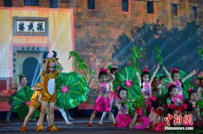 孩子們表演舞蹈《客家童謠》。張斌 攝

