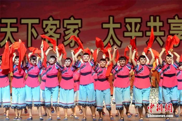 2020年9月，原生態(tài)客家風(fēng)情歌舞集《土樓神韻》在福建省永定客家博覽園演藝中心上演。張金川 攝
