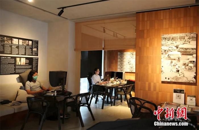 位于曼谷老街石龍軍路的“尚泰：第一家”內(nèi)，墻上陳列老曼谷的照片。這里是泰國“百貨大王”鄭氏家族第一代創(chuàng)始人70多年前在曼谷開出的第一家店鋪所在地。王國安 攝