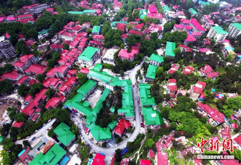 廬山別墅廣泛采用平面幾何式屋頂，屋頂多用鐵皮釘蓋，漆成紅、綠色。(無人機(jī)照片)劉占昆 攝 