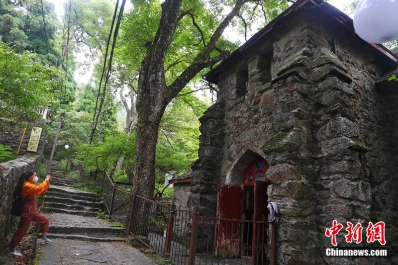 游客拍攝一棟哥特式建筑風(fēng)格別墅。劉占昆 攝