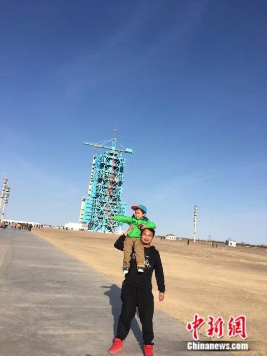 圖為嚴(yán)弘森4歲第一次在酒泉看火箭發(fā)射 受訪者供圖 圖為嚴(yán)弘森4歲第一次在酒泉看火箭發(fā)射 受訪者供圖