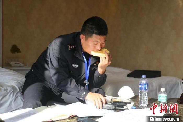 圖為李輝一邊吃飯一邊工作?！“蕉疾既?攝