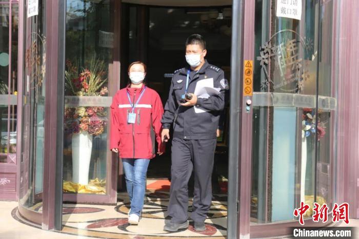 圖為工作中的李輝?！“蕉疾既?攝