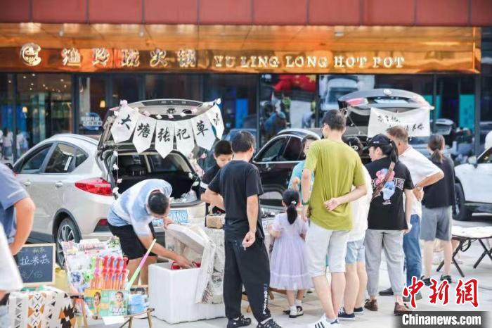 張遠琪一家的后備箱攤位。　受訪者供圖