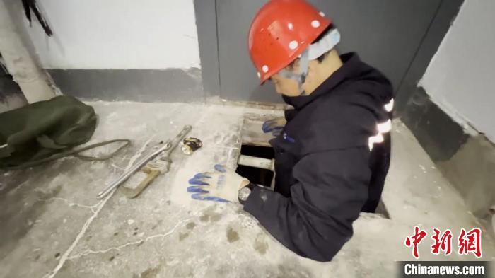 康克明需要從不到40厘米寬的入口進入到地下。