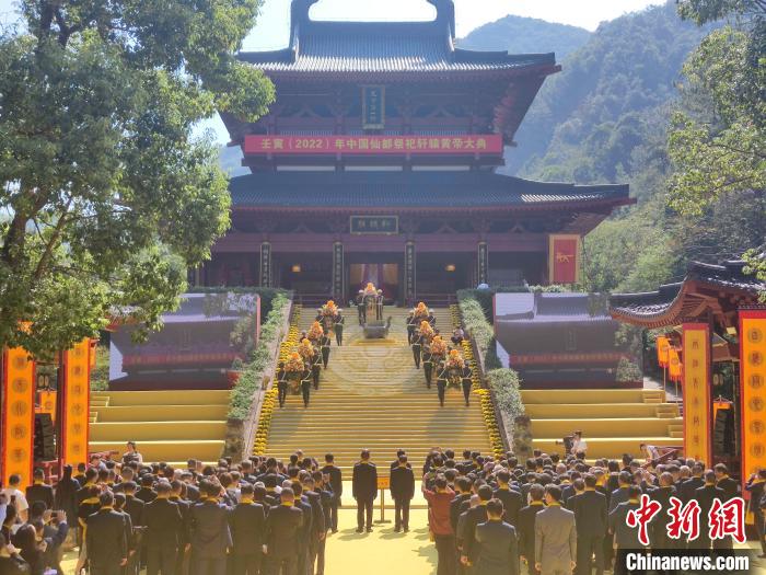 敬獻(xiàn)花籃?！「碉w揚(yáng) 攝