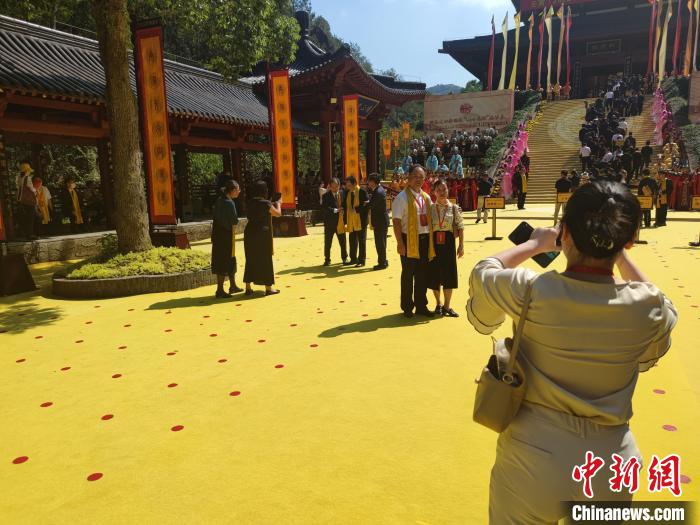 多位嘉賓合影留念?！「碉w揚(yáng) 攝