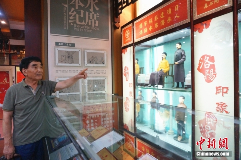 圖為7月21日，河南洛陽，國家級非物質文化遺產(chǎn)“真不同洛陽水席”制作技藝代表性傳承人姚炎立介紹洛陽水席。（資料圖片） <a target='_blank' href='/'>中新社</a>記者 韓章云 攝