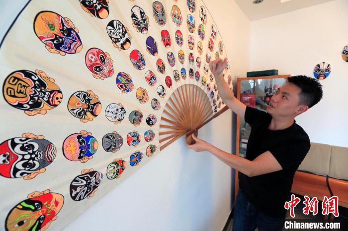 熊啟在1.8米的折扇上繪制了75張不重樣的川劇臉譜?！⊥趵?攝