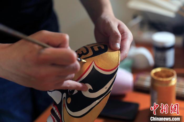 熊啟正在繪制川劇《唐王游地府》秦廣王的臉譜?！⊥趵?攝