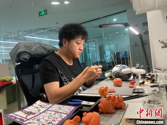 林超正在創(chuàng)作?！∽g 攝