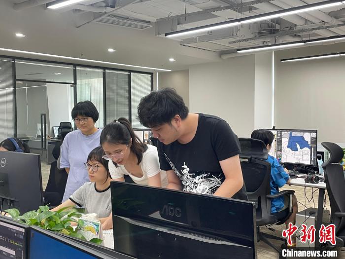 林超和同事探討新作品?！∽g 攝