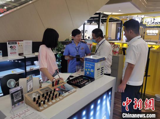 資料圖：浙江湖州市長興縣煙草專賣局聯(lián)合市場監(jiān)督管理局對轄區(qū)電子煙經(jīng)營戶開展檢查教育。　葉群瑛 攝