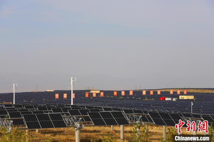 圖為庫布其沙漠的光伏發(fā)電。　張林虎 攝