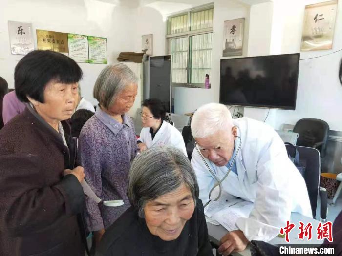 【十年@每一個(gè)奮斗的你】“銀發(fā)醫(yī)生團(tuán)”22載義診路：為鄉(xiāng)民健康跋山涉水