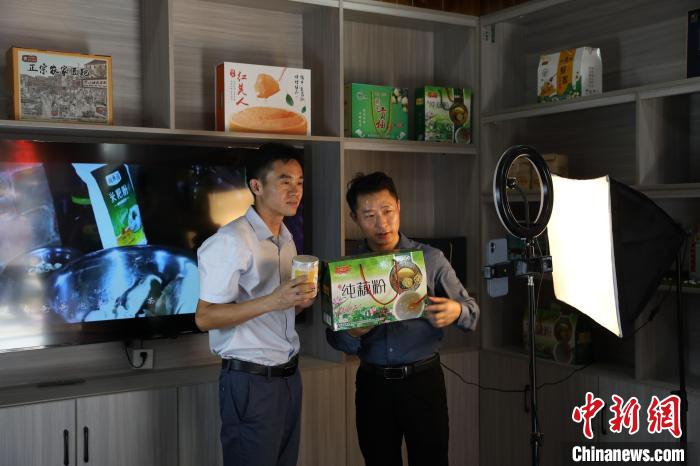 主播在“鄉(xiāng)村青年創(chuàng)客空間”直播帶貨當?shù)剞r(nóng)產(chǎn)品?！≡?攝