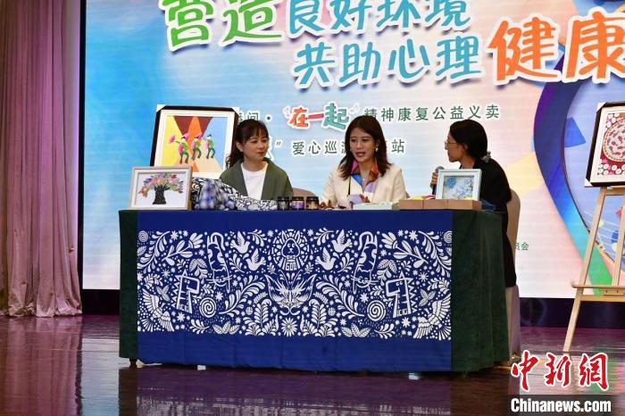 來自上海多家區(qū)級精神衛(wèi)生中心和街鎮(zhèn)陽光心園的幾十種精神康復作品在網絡上義賣。　上海市精神衛(wèi)生中心供圖