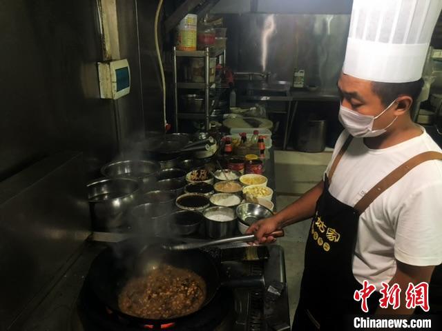 侯森正在制作臊子?！±钔ヒ?攝