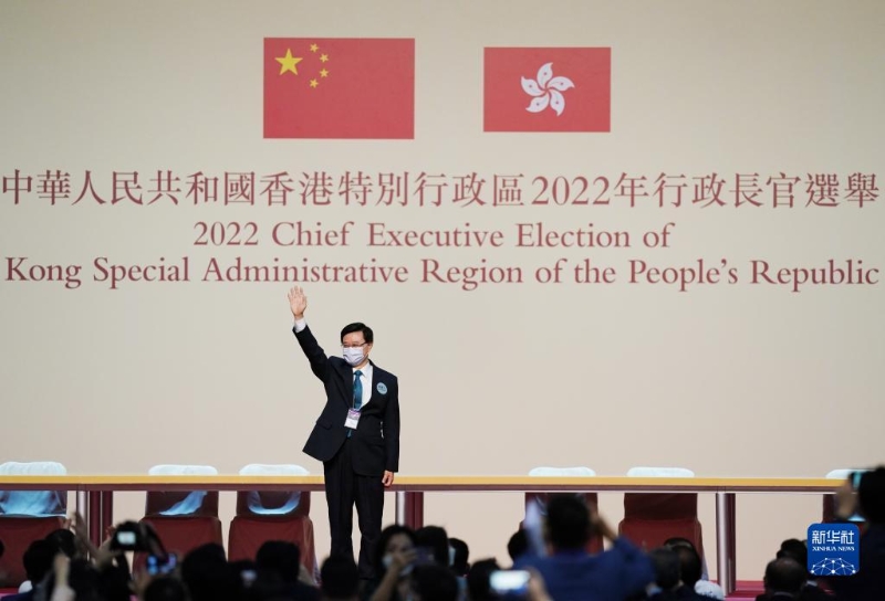 5月8日，李家超當(dāng)選香港特別行政區(qū)第六任行政長(zhǎng)官人選。這是在香港會(huì)議展覽中心，李家超揮手致意。（新華社記者 王申 攝）