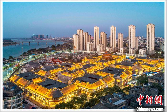 樟樹市三皇宮歷史文化街區(qū)夜景圖。　樟樹市委宣傳部供圖