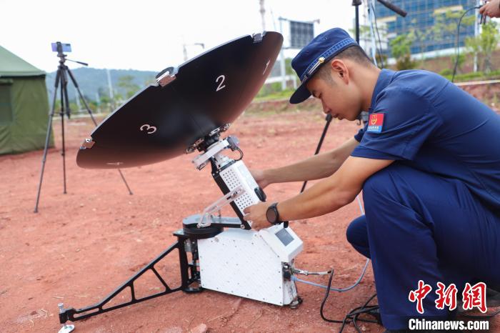 消防救援人員調(diào)試衛(wèi)星便攜站。　陳國琳 攝