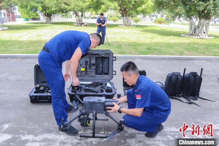 消防救援人員組裝無人機?！貍?攝