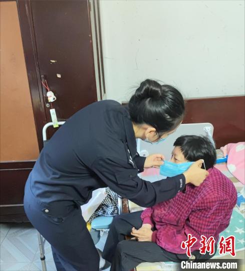 陳穎照顧腿腳不便的老人鄒六保?！⊥踯?攝