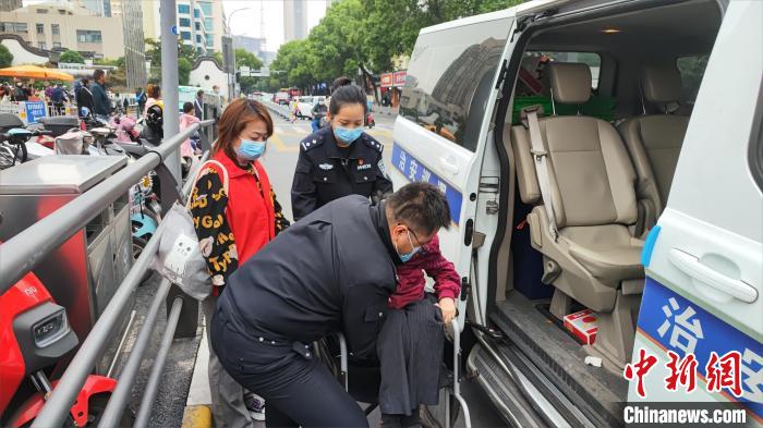 陳穎安排車輛送老人就醫(yī)?！⊥踯?攝