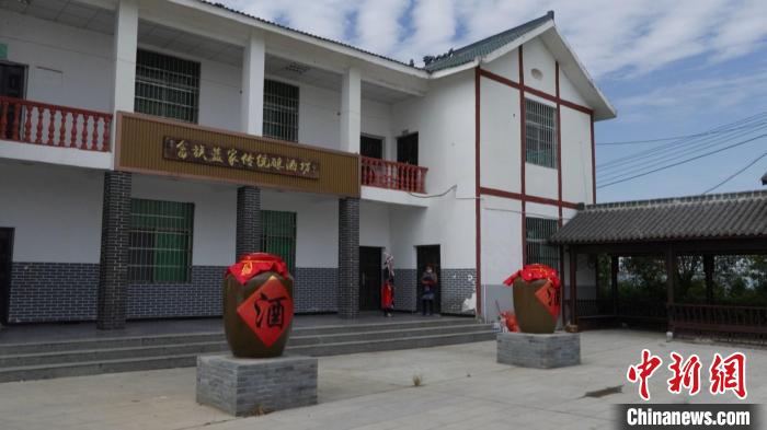 圖為江西南昌進(jìn)賢縣池溪鄉(xiāng)畬族藍(lán)家村的傳統(tǒng)畬族釀酒坊?！∮浾呷A山　攝